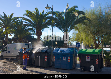 Pulizia a pressione cassonetti lungo nella città di Almeria Costa de Almeria, provincia di Almeria, Andalusia (Andalucia). Foto Stock