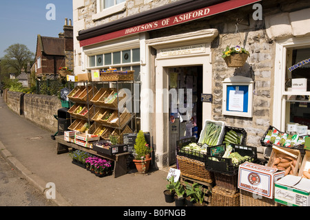 Il DERBYSHIRE REGNO UNITO Ashford nell'acqua Church Street Ibbotsons general store front Foto Stock