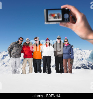 Giovane donna di scattare una foto di gruppo Foto Stock