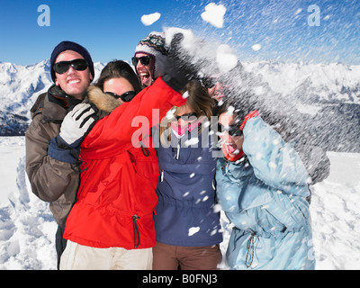 Snowball colpendo gruppo sulla cima della montagna Foto Stock