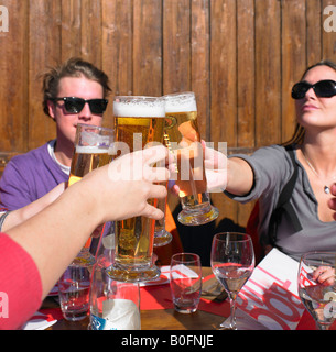 Gruppo di amici avente drink sulla terrazza Foto Stock