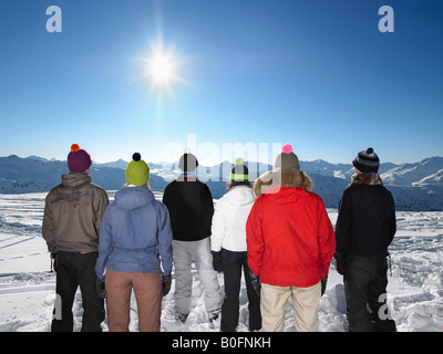 Gruppo ammirando vista montagna Foto Stock