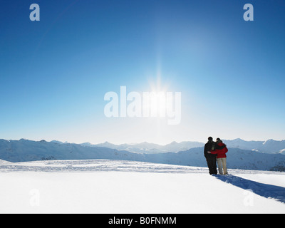 Giovane a piedi nella neve sulla cima della montagna Foto Stock