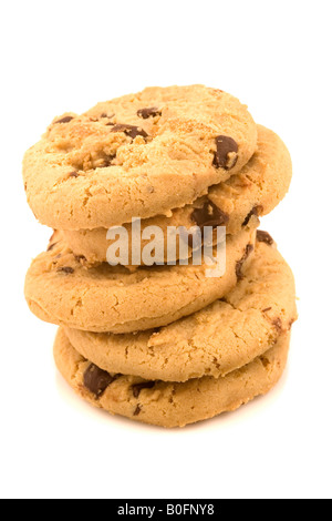 Una pila di cinque biscotti al cioccolato, illuminato in modo uniforme, isolata su uno sfondo bianco. Foto Stock