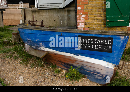 Whitstable Oyster Company blu barca di legno a Whitstable Kent England Gran Bretagna Foto Stock