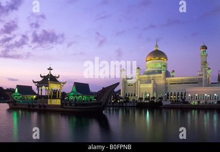 Il sultano la Moschea di Omar Ali Saifuddien Bandar Seri Begawan, Negara Brunei Darussalam accesa al crepuscolo. Foto Stock