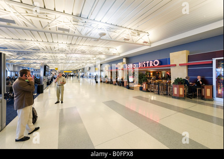 Cancelli di partenza e ristorante in American Airlines terminale 8, l'aeroporto JFK di New York Foto Stock