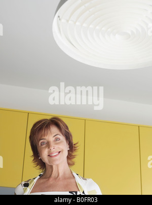 Angolo basso ritratto di donna senior Foto Stock