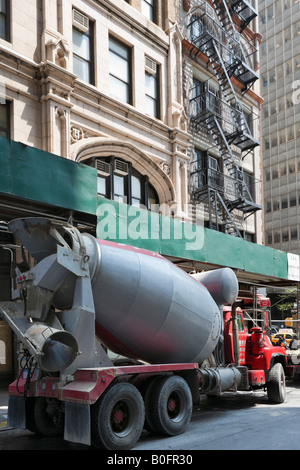 Carrello di cemento sul lavoro di costruzione di Tribeca, Manhattan New York City Foto Stock