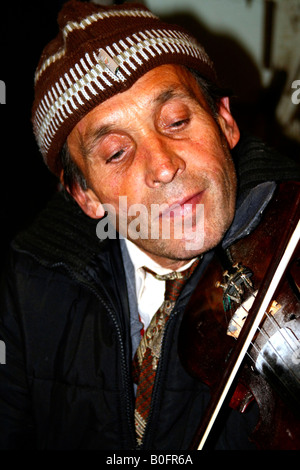 Street performer. Un lettore di violino l uomo è la riproduzione di musica per le strade di Budapest, Ungheria. Novembre, 2007 Foto Stock