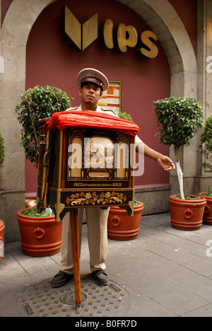 Città del Messico-organo al di fuori di macinatore VIP Ristorante nel Centro Historico Foto Stock