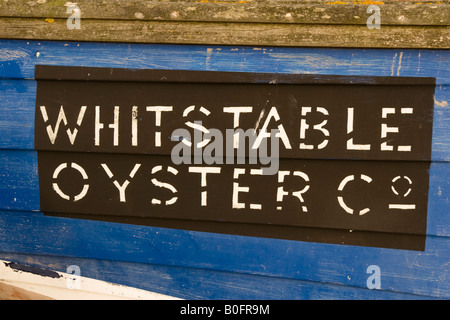 Whitstable Oyster Company Registrazione sul lato di blu imbarcazione in legno a Whitstable Kent England Gran Bretagna Foto Stock