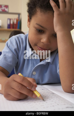 Ragazzo iscritto in aula Foto Stock