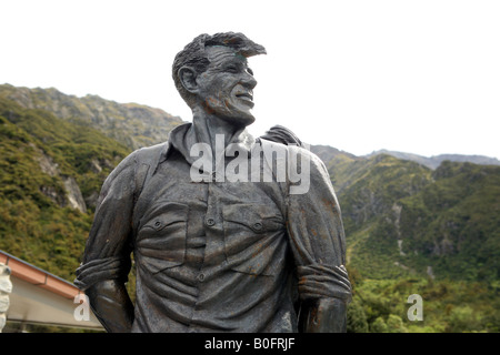 La testa e le spalle di una statua di Sir Edmund Hillary Mount Cook Isola del Sud della Nuova Zelanda Foto Stock