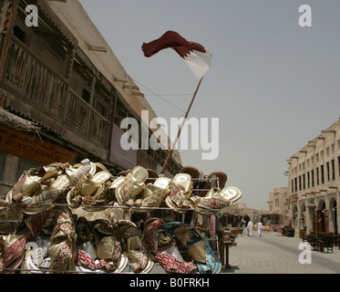 Sandali tradizionali per la vendita presso il souq Waqif market a Doha, in Qatar. Foto Stock