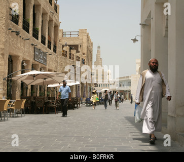 Persone che passeggiano attraverso il souq Waqif market a Doha, in Qatar. Foto Stock