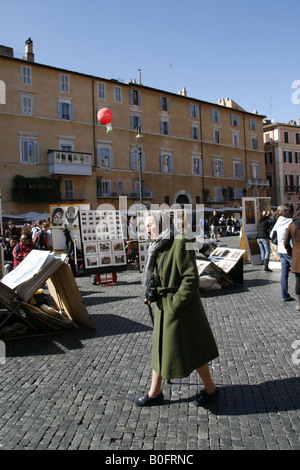 Donna vecchia a piedi in piazza Navona a Roma Italia Foto Stock