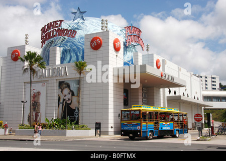 Carrello di servizio auto al di fuori del Planet Hollywood Galleria ,tumore, Guam, Oceano Pacifico occidentale. Foto Stock