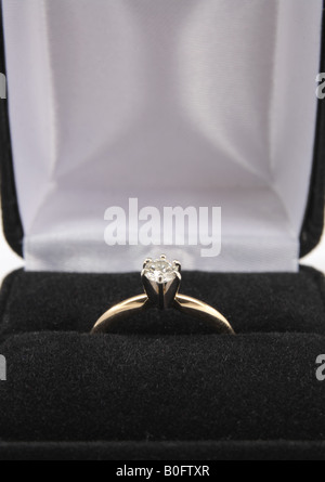 Il diamante anello di fidanzamento nella casella close-up Foto Stock