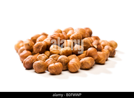 Pila di nocciola o kernel Cobnut su sfondo bianco Foto Stock