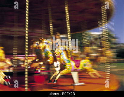 Bambino sulla giostra vicino a Tower Bridge London Inghilterra England Foto Stock