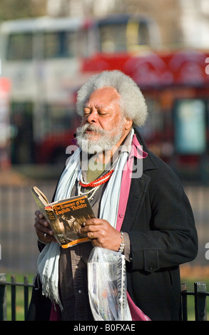 L'uomo la lettura di libro, Speakers Corner, Hyde Park, London, Regno Unito Foto Stock