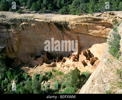 Una vista della torre quadrata a casa uno dei principali Anasazi rovine indiane in Mesa Verde Foto Stock