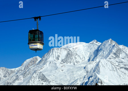 Funivia Bettex Arbois contro il massiccio del Mont Blanc, Saint Gervais Mont Blanc, Haute Savoie, Francia Foto Stock