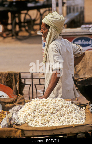 Un venditore di strada in un mercato occupato, Agra IN Foto Stock
