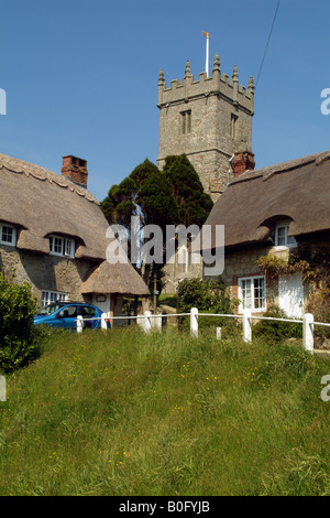 Cottage con il tetto di paglia e chiesa a Godshill Isola di Wight in Inghilterra Foto Stock
