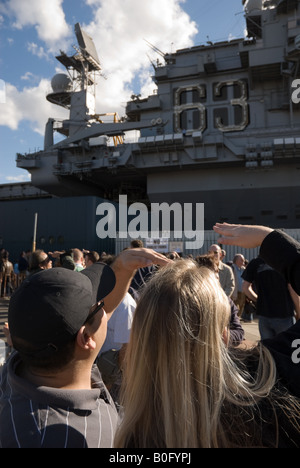 Gli spettatori di ammirare la USS Kitty Hawk, un noi portaerei attraccata a Woolloomooloo, Sydney, Australia Foto Stock