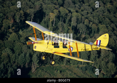 Vecchio trainer britannico biplano De Havilland DH-82c Tiger Moth in volo sopra la Francia Foto Stock