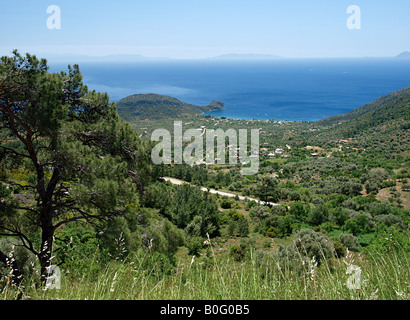 Vista dalla penisola di DATCA OLTRE HISARONU BAY e lontana isola, MUGLA TURCHIA Foto Stock