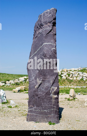 La pietra per contrassegnare il punto rhoose bonifica di terreni e nuovo paesaggio rhoose Vale of Glamorgan Galles del Sud Foto Stock