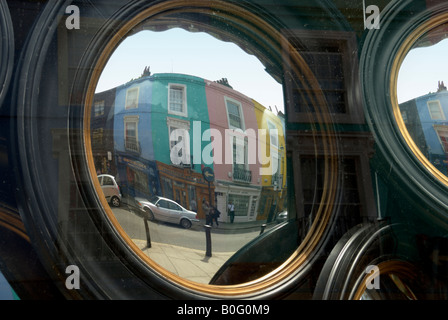 La riflessione di Portobello Road su Alice's shop specchio circolare Foto Stock