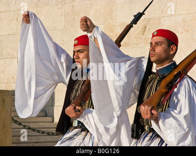 Evzones marciando al cambio della guardia, il parlamento greco, Atene Foto Stock
