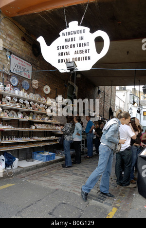 Gli elementi di ceramica visualizzati al mercato di Portobello Road Foto Stock