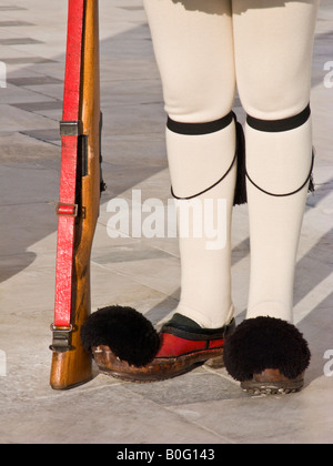 Le gambe e il fucile di guardia evzone, il parlamento greco, Atene Foto Stock