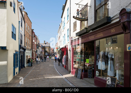 Tipica strada nel centro storico, Whitby, East Coast, North Yorkshire, Inghilterra, Regno Unito Foto Stock