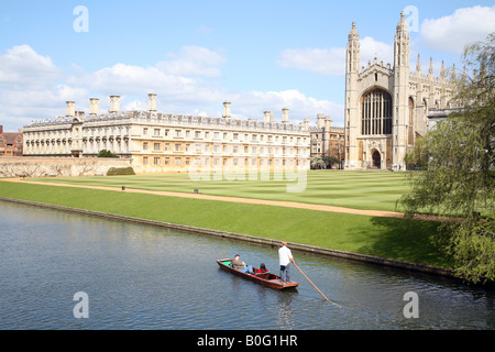 Passato Punting Kings College Chapel e Clare College di Cambridge Regno Unito Foto Stock