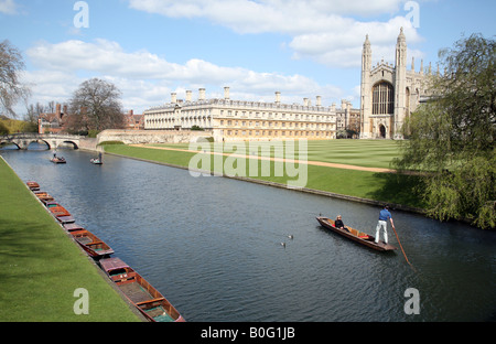 Un giovane punting passato Kings College Chapel e Clare College di Cambridge Regno Unito Foto Stock