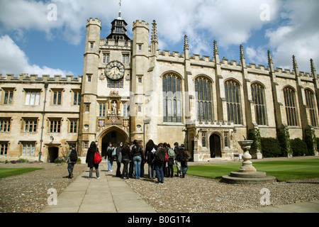 Gli studenti vicino all'ingresso della cappella, grande CourtTrinity College di Cambridge Foto Stock