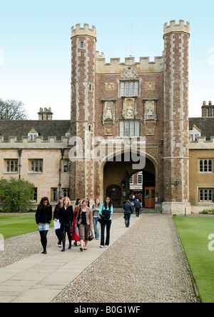 Studenti che camminano a Great Court, Trinity College, Cambridge Foto Stock