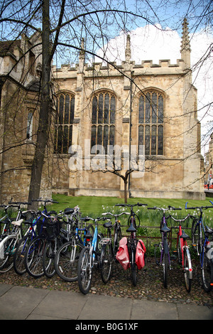 Biciclette parcheggiate in un ciclo al di fuori del rack Trinity College Chapel, Cambridge University, Regno Unito Foto Stock