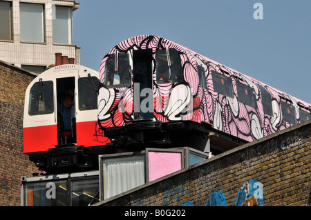 Il tubo di riciclo carrozze ferroviarie utilizzate come artisti sopra il vecchio viadotto ferroviario con pareti utilizzato per arty graffiti Foto Stock