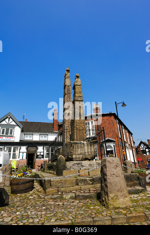 Il Sassone croci sulla pavimentazione in Sandbach Foto Stock