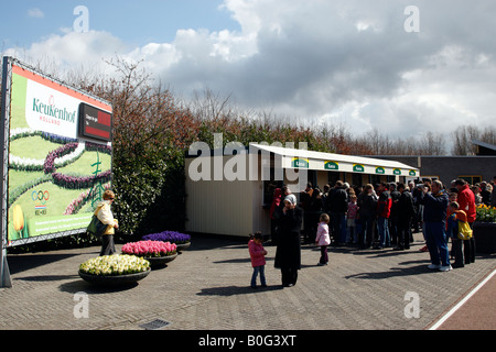 La gente in coda per entrare il Keukenhof il bulbo più grande parco dei fiori nel mondo lisse olanda Foto Stock