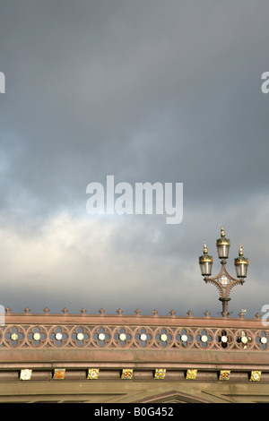 Dettaglio della lampada standard su Skeldergate ponte sul fiume Ouse, York, Inghilterra. Foto Stock