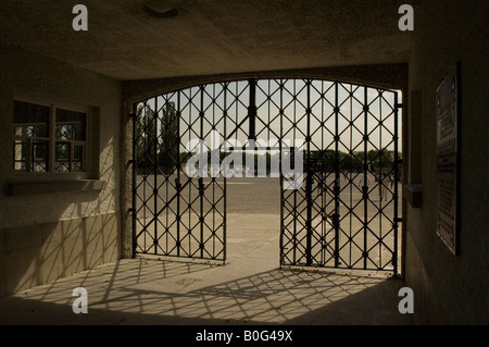 I cancelli di ingresso a Dachau, il tedesco campo di concentramento a nord di Monaco di Baviera Arbeit macht frei Foto Stock