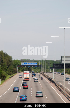 Traffico autostradale sulla M27 vicino a Southampton in Inghilterra su un normale giorno mostra vari segni portali e marcatura di corsia etc Foto Stock